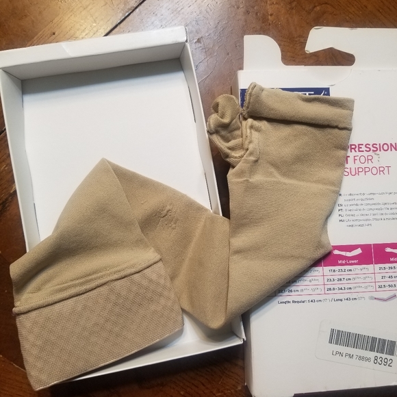 Jobst Bella Lite medical compression garment - Picture 3 of 7